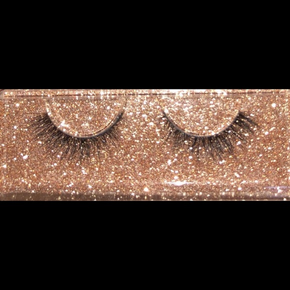 “JANE” Lashes - Picture 2 of 5